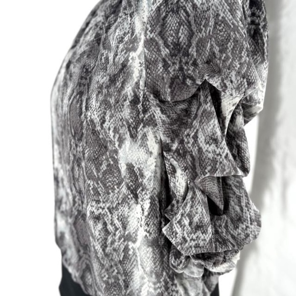 NWT Vince Camuto snake print ruffle sleeve blouse - Picture 10 of 12